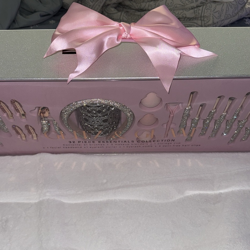 2024 Glitz & Glam Christmas holiday 31 piece essential brush collection 🎀💎 - Picture 3 of 16